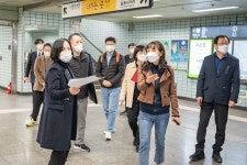 이수희 강동구청장, 5호선 길동역 에스컬레이터 설치 점검