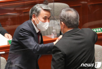 박진 외교장관과 인사하는 이종섭 국방장관