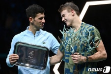 조코비치 축하 받는 파리 마스터스 테니스 우승 루네