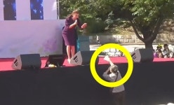 송가인, 무대 난입한 어르신 팬이 내민 것은?…