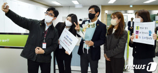 건강보험공단 경산청도지사 직원들과 기념촬영하는 조현일 경산시장