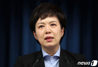 눈물 글썽이는 김은혜 홍보수석