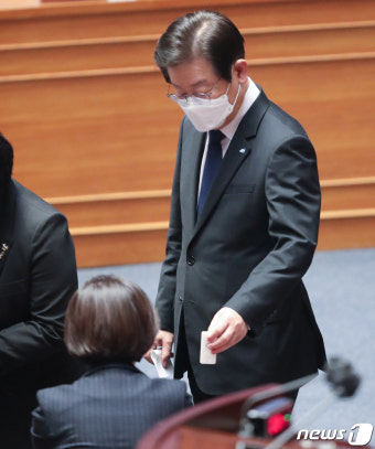 투표하는 이재명 대표