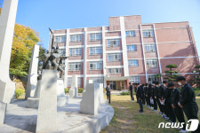 부산 동래고 항일운동기념탑 찾은 박민식 처장