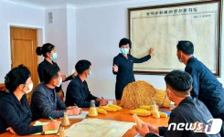 집체 토의 진행 중인 북한 농장 자책과 반성으로 발전 이룩