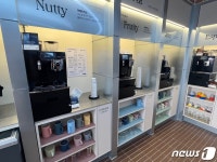 [르포]편의점 맞아? 낮엔 카페·밤엔 펍…SNS 난리난 도어투성수