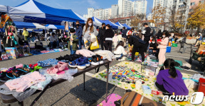구미시청 주차장서 열린 새마을알뜰벼룩장터 어린이들에게 인기