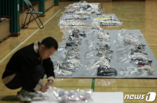 용산경찰서로 옮겨져 보관될 유실물들