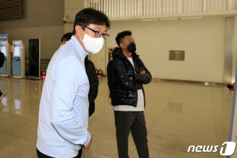 출국하는 황선홍 감독
