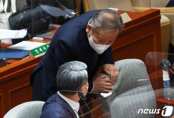이종섭 장관과 대화 나누는 이상민 장관