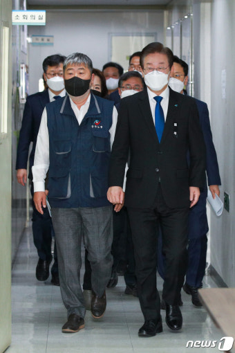 간담회 입장하는 이재명 대표·김동명 위원장