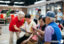 60대 이상 스마트폰 사용률 90% 교육도 전문화 필요