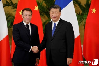 G20 회담 앞서 악수 나누는 마크롱과 시진핑