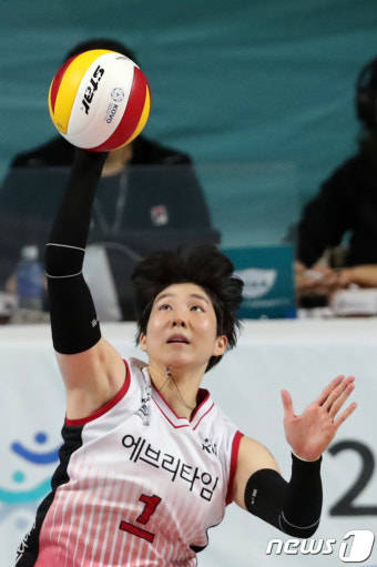 서브하는 KGC 이소영