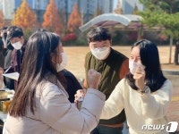 “준비한 만큼 실력 발휘했으면”…수능 D-1, 경남 수험표 배부 현장