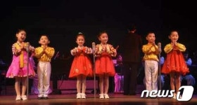 어머니날 맞아 공연하는 북한 어린이들