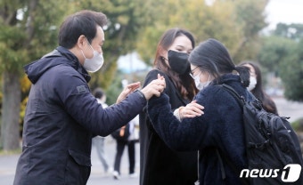 [2023 수능] 반바지 차림 제주 수험생 '눈길'…정류장 앞 수송작전도