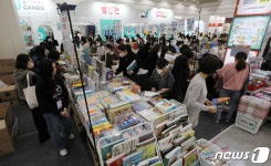 유아용 책 살펴보는 관람객들