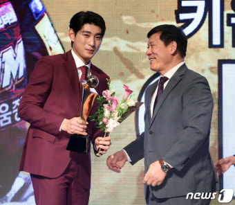 '24세' 이종범처럼 5관왕+MVP…'24세' 이정후, 아버지의 길을 걷다