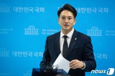 취재진 질문 답하는 전용기 민주당 의원