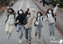 [2023수능] 드디어 끝…수험생들 얼싸안고 함박웃음(종합)