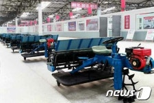 노동신문, 새시대 농촌혁명 강조…금성트랙터공장 개건현대화 조명