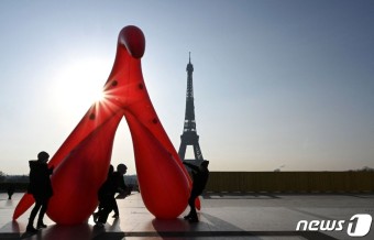 한국의 2024 파리 올림픽 선수단 축소에 대한 일본 언론의 침몰하는 한국을 상징한다 발언에 한국 교수가 비판하여 갈등 고조 우려 제기