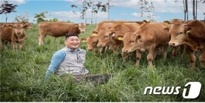 정읍 한우농가, 전국 최초 ‘자유방목형’ 한우 동물복지 농장 인증