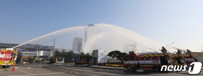 유해화학물질 유출 및 화재 대응 훈련을 하는 수원시