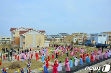 새 집에 입사하는 北 연포온실농장 마을 주민들