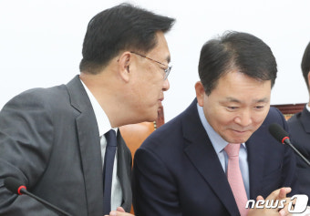대화하는 정진석 비대위원장과 성일종 정책위의장