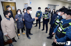 시민단체 막아서는 부천시의회 청원경찰