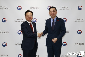 악수하는 조규홍 장관과 주한 싱가포르대사