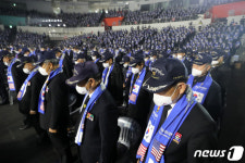 추모 묵념하는 무공수훈자회 회원들