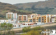 북한, 새 살림집 건설 선전 지속…새집들이 경사