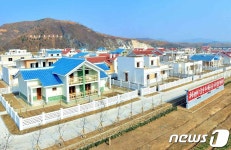 북한 금야군 용원농장마을에 건설된 새 살림집의 모습
