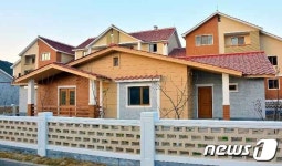 북한 농촌 고유 특색 살려 갖춰진 문화주택…새 살림집 선전