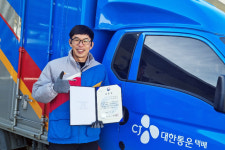 타는 냄새 나요…CJ대한통운, 화재사고 막은 택배기사 심승보씨에 감사장