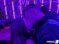 러 침공 속 나이트클럽서 키스하는 키이우 커플