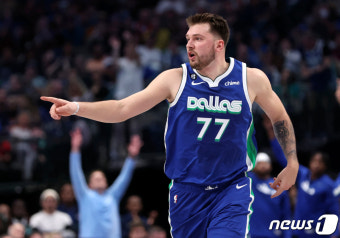 '돈치치 트리플더블' NBA 댈러스, 골든스테이트 꺾고 4연패 탈출