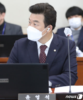 국회 기재위 전체회의 참석한 윤영석 의원