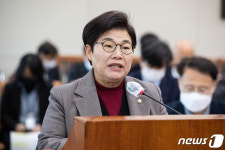 환경법안 심사 보고 하는 임이자 의원