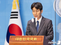 서해 피격 수사 관련 文 전 대통령 입장 말하는 윤건영 의원