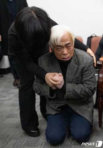 이태원 참사 희생자 유가족 '무릎 꿇고 절규'
