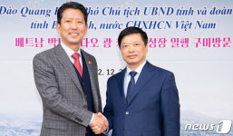 베트남 박닌성 부성장과 악수하는 김장호 구미시장
