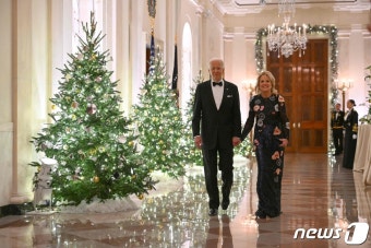 케네디 센터 공로상 수상길 나선 美 바이든 대통령 부부