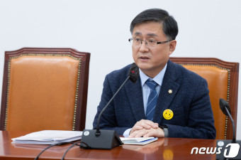 김성환 정책위의장 '기자간담회 참석'