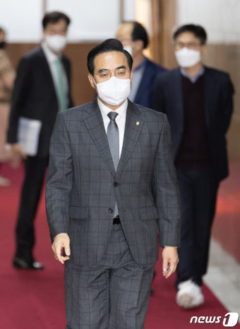 국회의장실 나서는 박홍근