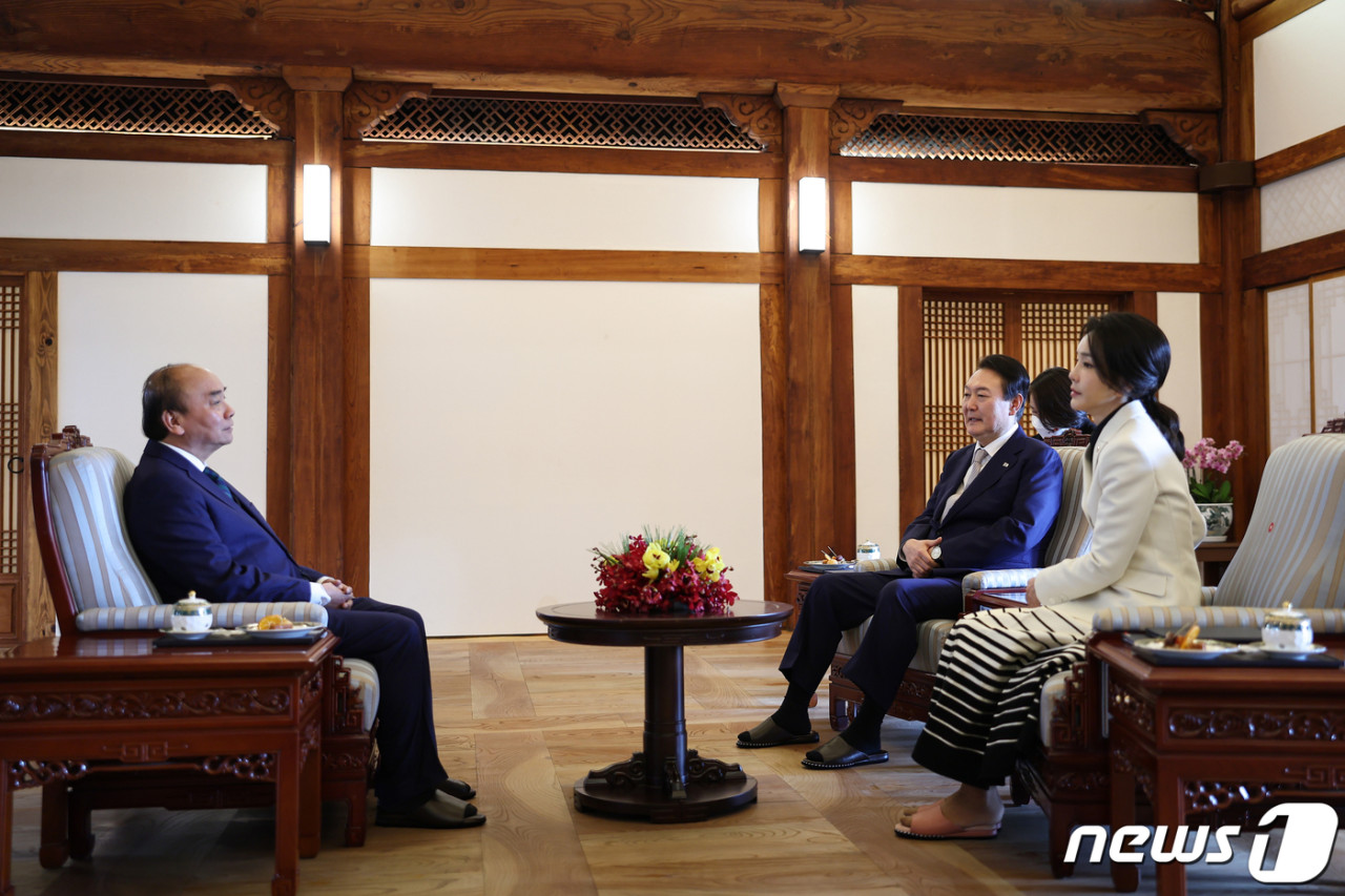한국의 이재명 대통령, 부인과 베트남 공산당 서기장 부부 상춘재 친교 행사에서 전통악기 공연 공유