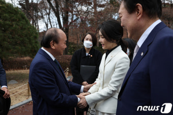 푹 베트남 국가주석과 악수하는 김건희 여사